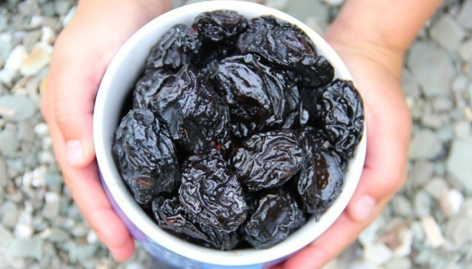 Bənövşəyi rəngli meyvənin minbir faydası